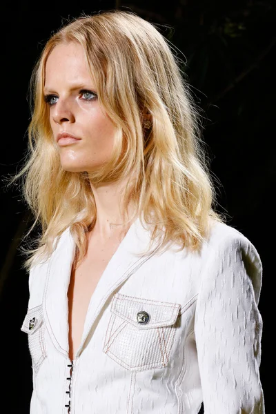 Look 16